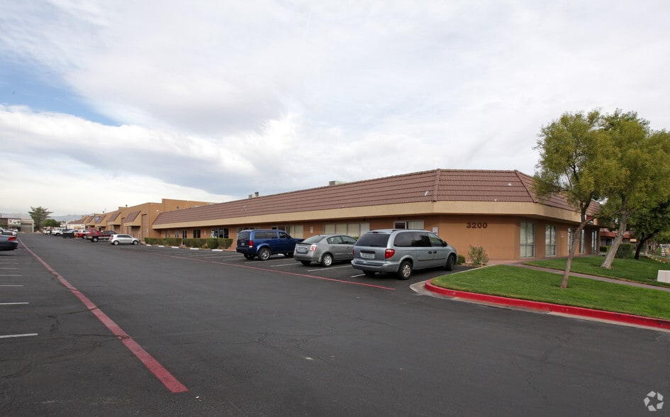 3400 W Desert Inn Rd, Las Vegas, NV à louer - Photo du bâtiment - Image 2 de 2