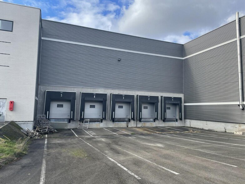 Office in Romainville for lease - Building Photo - Image 3 of 18