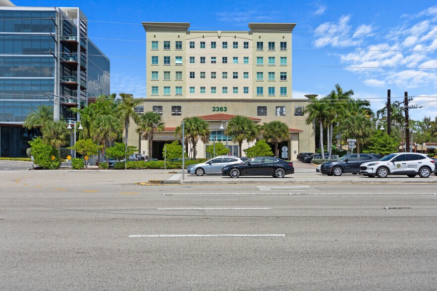 3363 NE 163rd St, North Miami Beach, FL portefeuille de 3 propriétés à vendre sur LoopNet.ca - Photo du bâtiment - Image 3 de 33