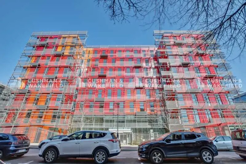 19 Rue Stephenson, Montigny-le-Bretonneux à louer - Photo du bâtiment - Image 2 de 20