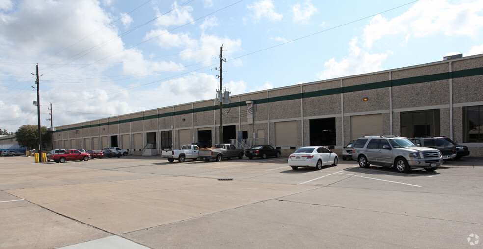 7240 Brittmoore Rd, Houston, TX for lease - Building Photo - Image 3 of 19