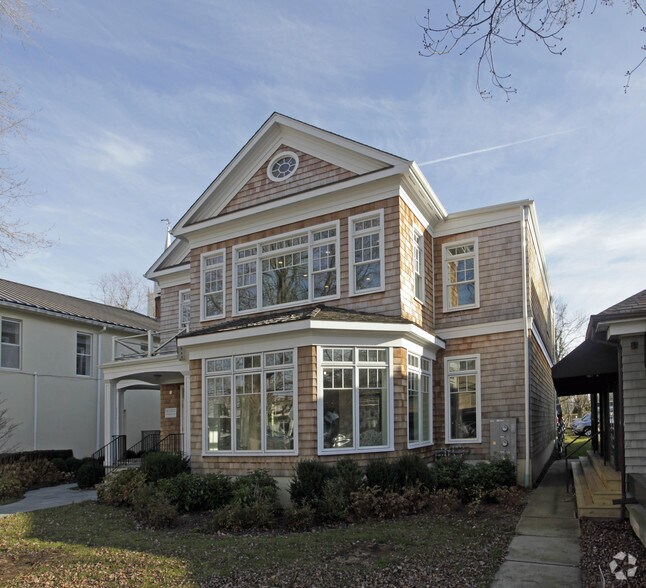 2411 Montauk Hwy, Bridgehampton, NY à louer - Photo du bâtiment - Image 1 de 4