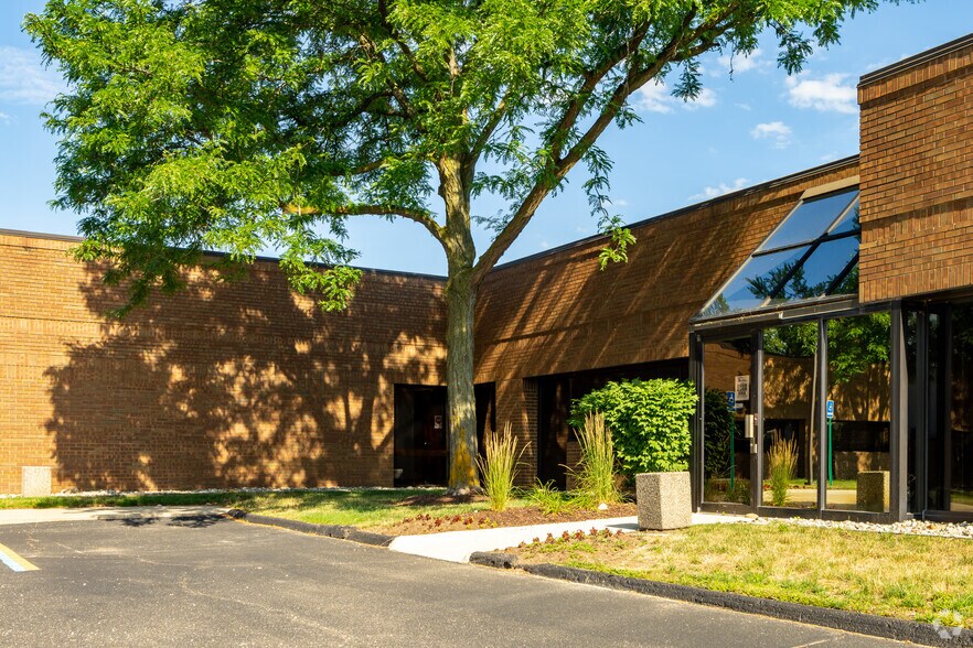 36111-36119 Schoolcraft Rd, Livonia, MI à louer - Photo du bâtiment - Image 3 de 16