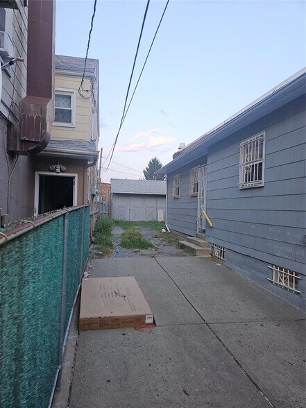 7505 88th St, Glendale, NY à louer - Photo du bâtiment - Image 2 de 15