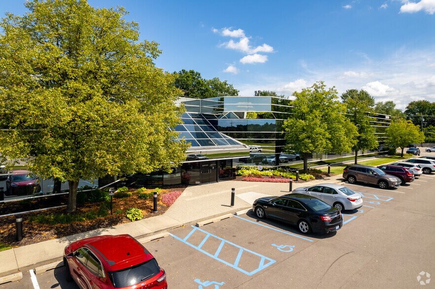 32000 Northwestern Hwy, Farmington Hills, MI à louer - Photo principale - Image 1 de 10