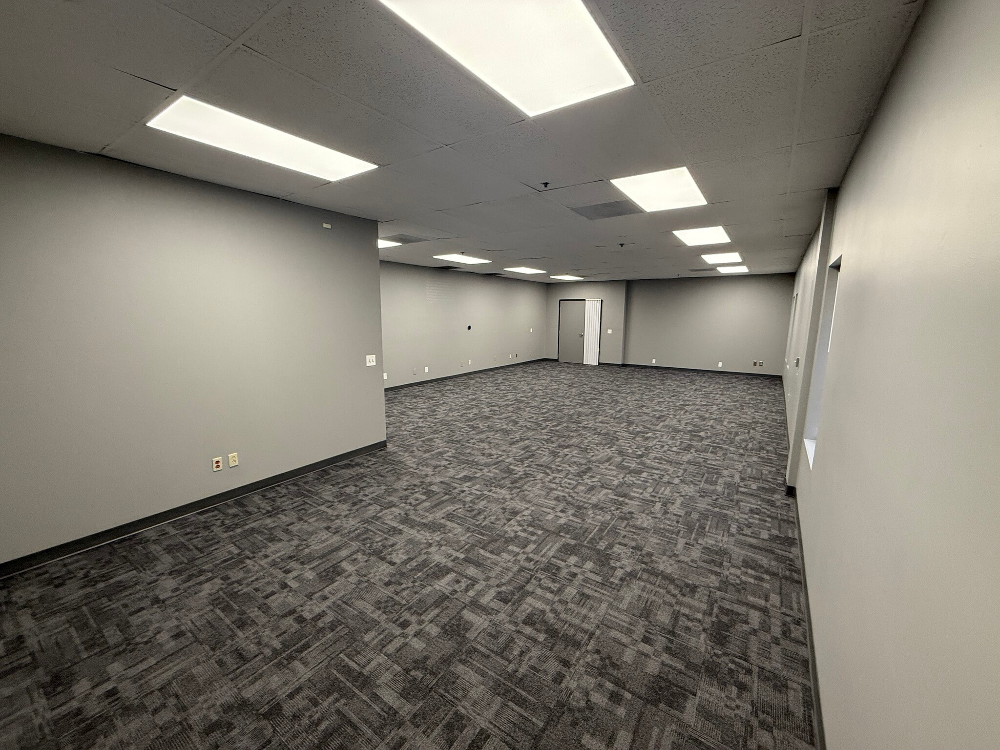 21350 Lassen St, Chatsworth, CA for lease Interior Photo- Image 1 of 3