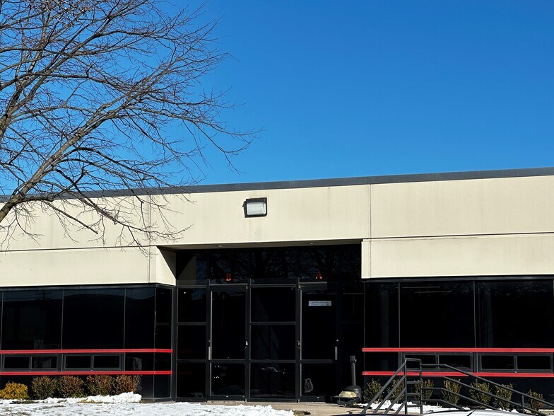 908 Oak Tree Rd, South Plainfield, NJ à louer - Photo du bâtiment - Image 2 de 9