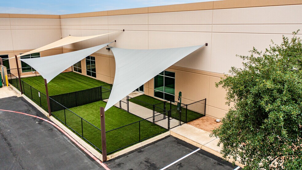 654 Richland Hills Dr, San Antonio, TX à louer - Photo du bâtiment - Image 3 de 13