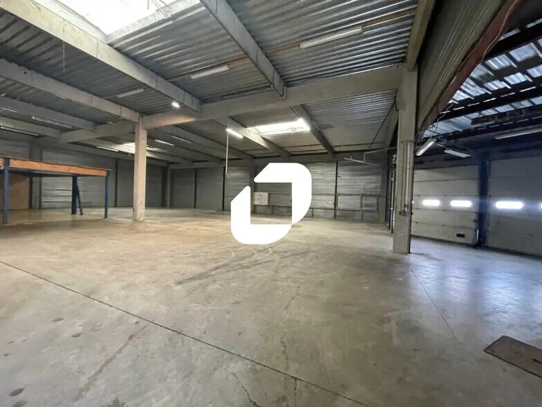 Retail in Eysines for lease - Interior Photo - Image 2 of 5