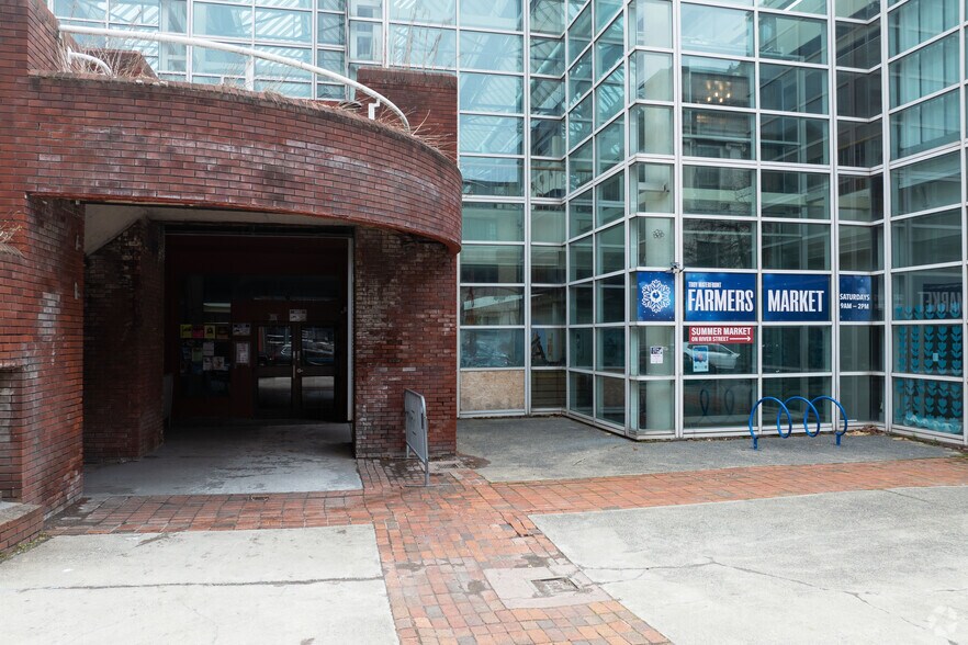 49 4th St, Troy, NY à vendre - Photo du bâtiment - Image 2 de 13