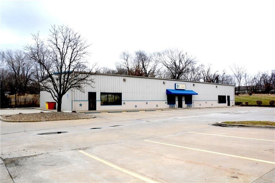 1001 SE Salem St, Oak Grove, MO à vendre - Photo du bâtiment - Image 2 de 5