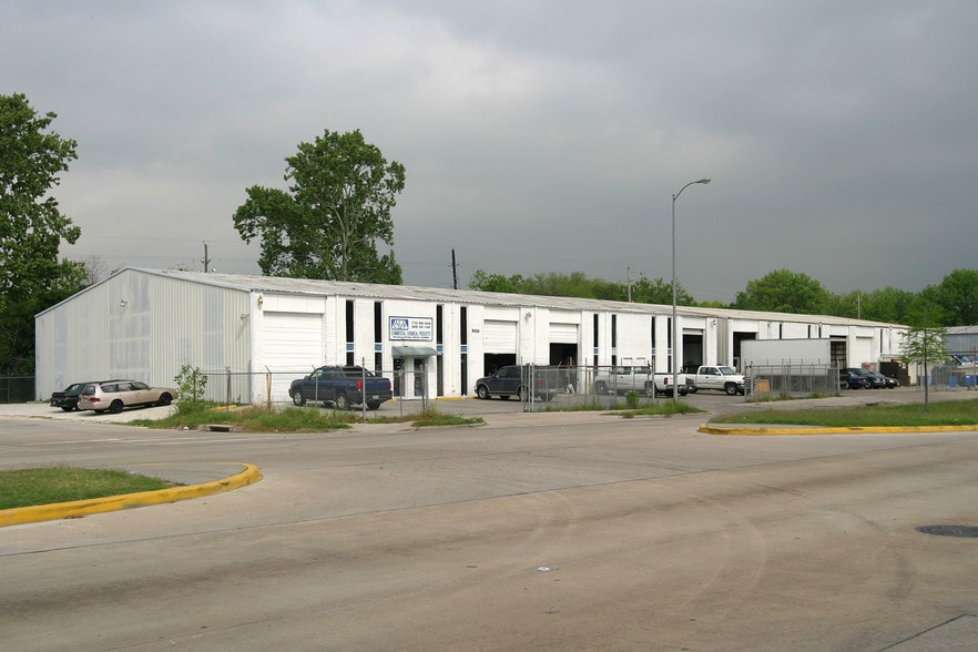 5427-5441 Gessner Rd, Houston, TX for lease - Building Photo - Image 2 of 13