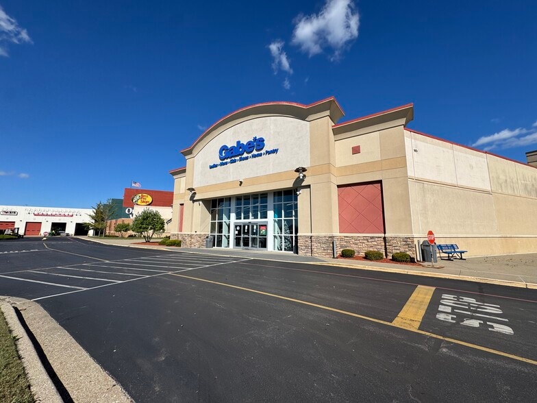 951 E Lewis and Clark Pky, Clarksville, IN for lease - Building Photo - Image 2 of 7