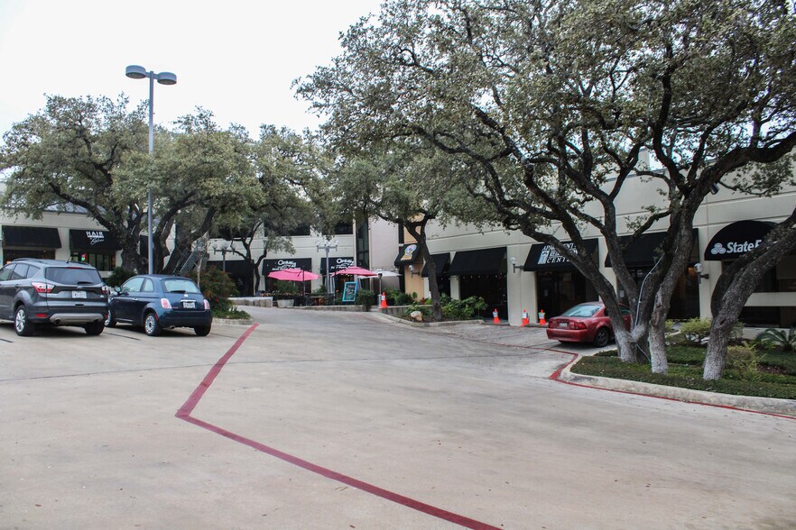 11800-11874 Wurzbach Rd, San Antonio, TX à louer - Photo du bâtiment - Image 3 de 20