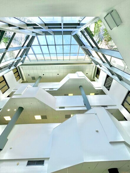 9050 Pines Blvd, Pembroke Pines, FL à louer - Photo du bâtiment - Image 1 de 37