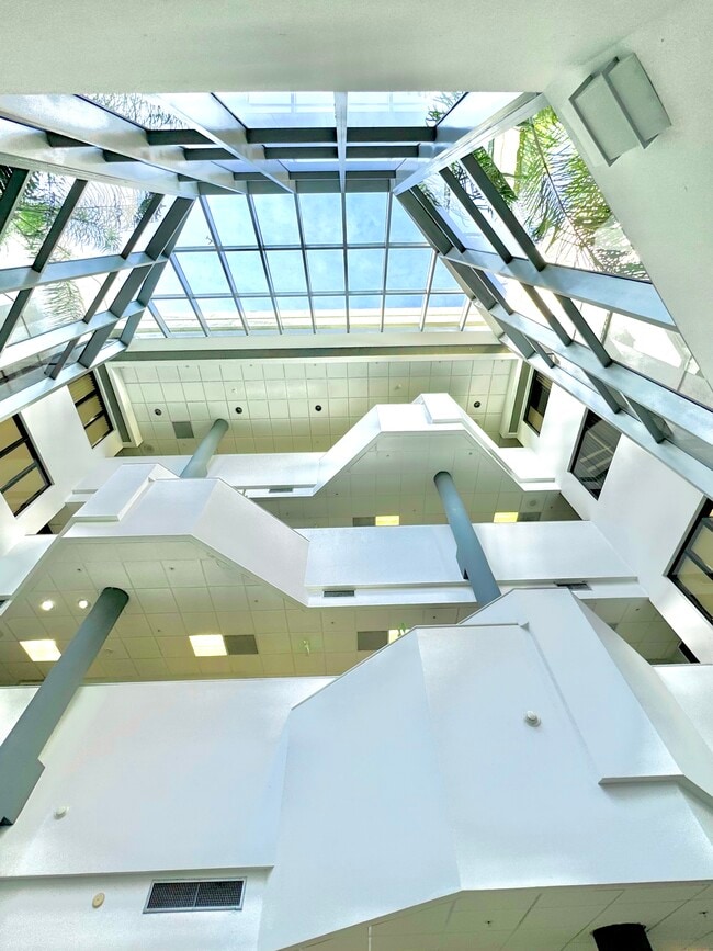 Plus de détails pour 9050 Pines Blvd, Pembroke Pines, FL - Coworking à louer