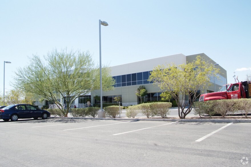 8906 Spanish Ridge Ave, Las Vegas, NV à vendre - Photo du bâtiment - Image 2 de 15