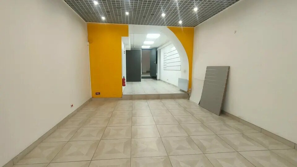 Retail in Bagnols-sur-Cèze for lease Interior Photo- Image 1 of 6