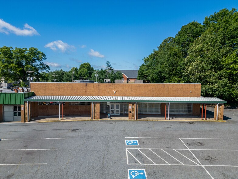 3401 Brookshire Blvd, Charlotte, NC à louer - Photo du bâtiment - Image 2 de 9