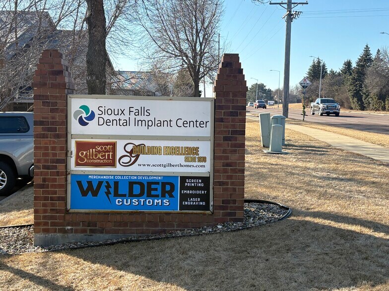 5200 S Cliff Ave, Sioux Falls, SD à louer - Photo du bâtiment - Image 2 de 25