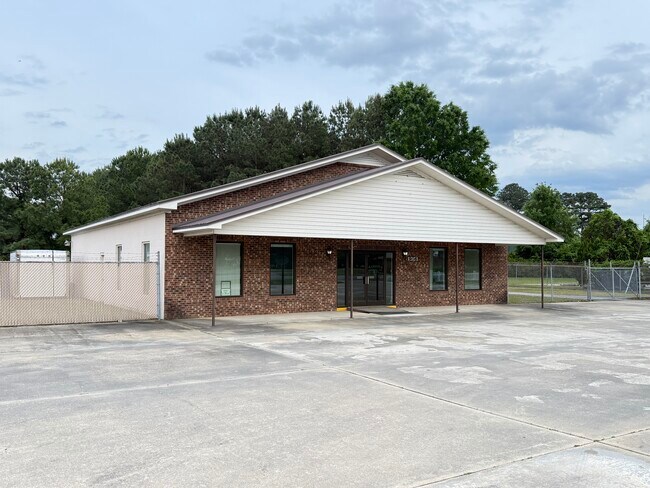 Plus de détails pour 906 N Breazeale Ave, Mount Olive, NC - Commerce de détail à vendre