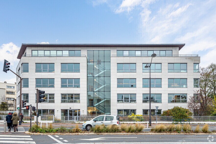 Office in Rueil-Malmaison for lease - Primary Photo - Image 1 of 2