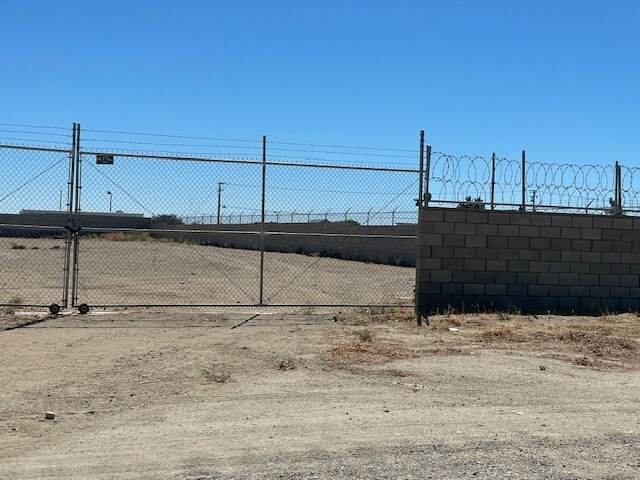 42556 8th St E, Lancaster, CA for lease - Building Photo - Image 2 of 4