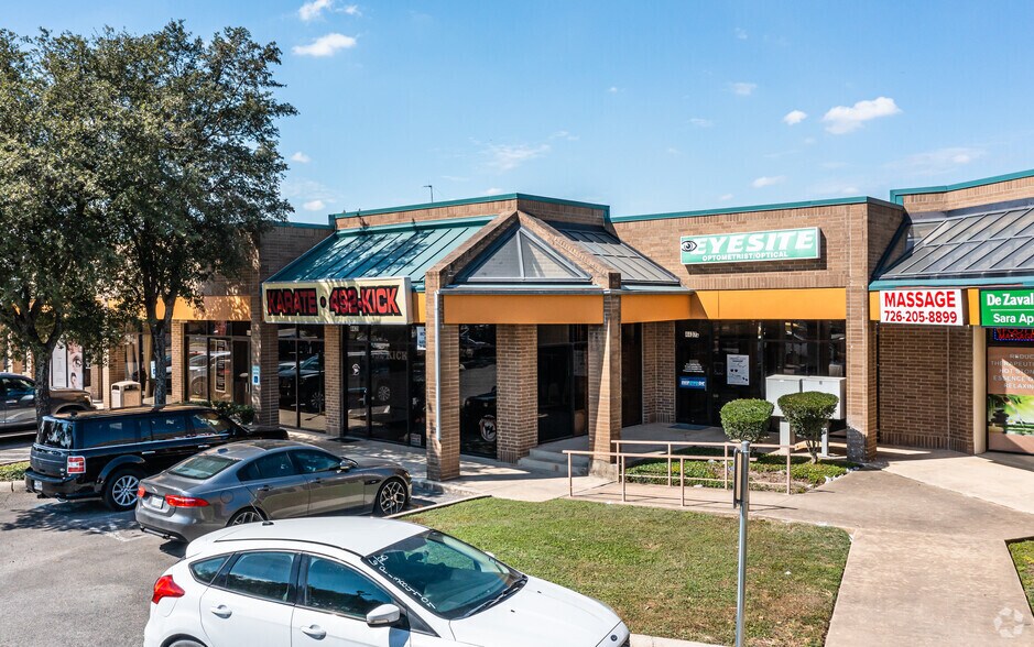 4429-4445 De Zavala Rd, San Antonio, TX for lease - Primary Photo - Image 2 of 4