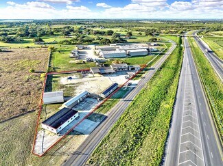 Plus de détails pour 389 Interstate 35 S, Devine, TX - Industriel à louer