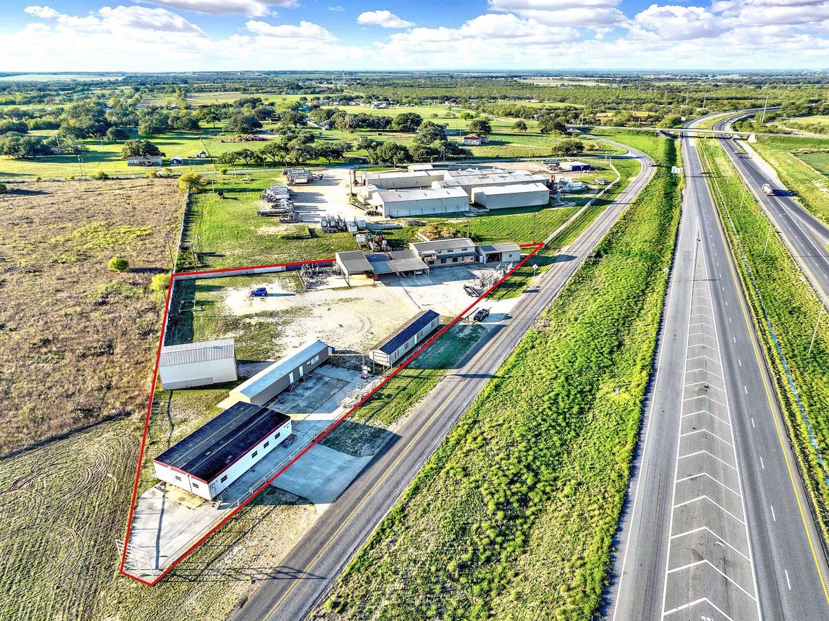 389 Interstate 35 S, Devine, TX for lease Building Photo- Image 1 of 52