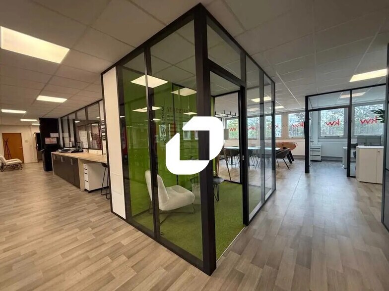 12 Chaussée Jules César, Osny for lease - Building Photo - Image 2 of 18