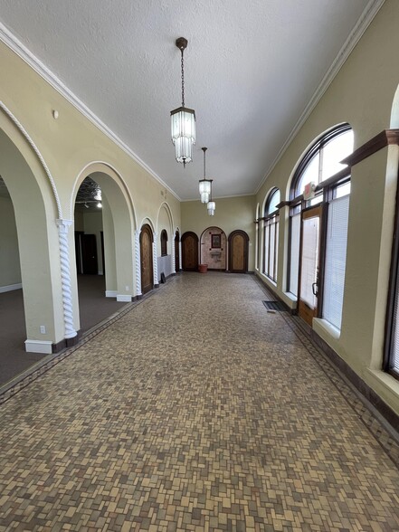 3660 Gravois Ave, Saint Louis, MO for lease - Interior Photo - Image 2 of 28