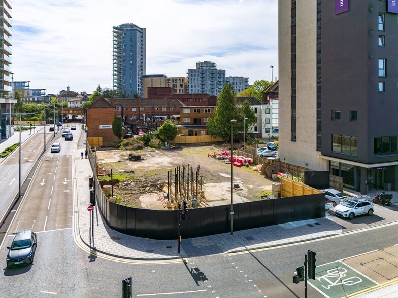 11-13 Victoria Way, Woking for lease - Building Photo - Image 1 of 4