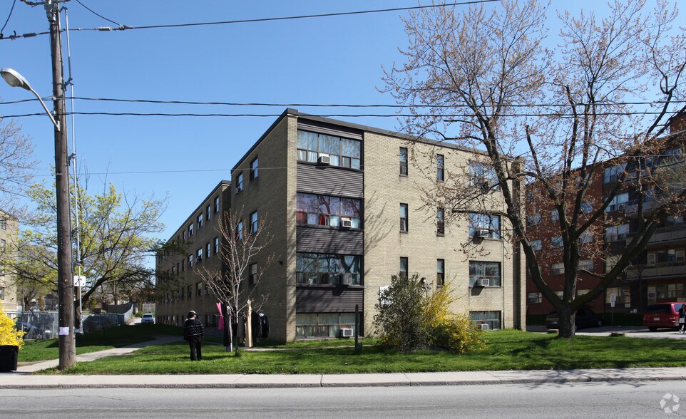 1040 Castlefield Ave, Toronto, ON à vendre - Photo principale - Image 1 de 1