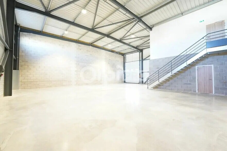 Flex in Chassieu for lease - Interior Photo - Image 3 of 15