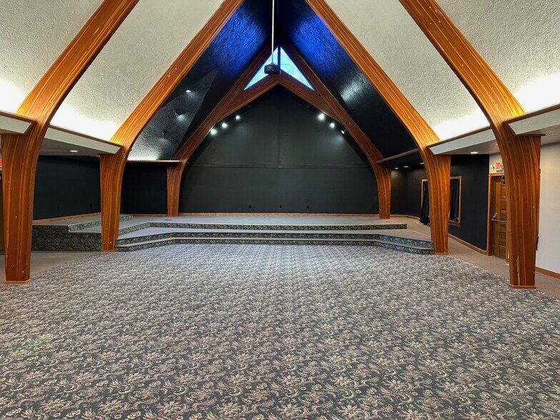 1099 Queen Ave SW, Albany, OR à vendre - Photo du bâtiment - Image 2 de 13