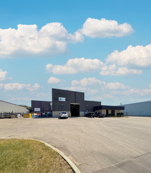 8011 Davies Rd NW, Edmonton, AB à vendre - Photo du bâtiment - Image 2 de 5