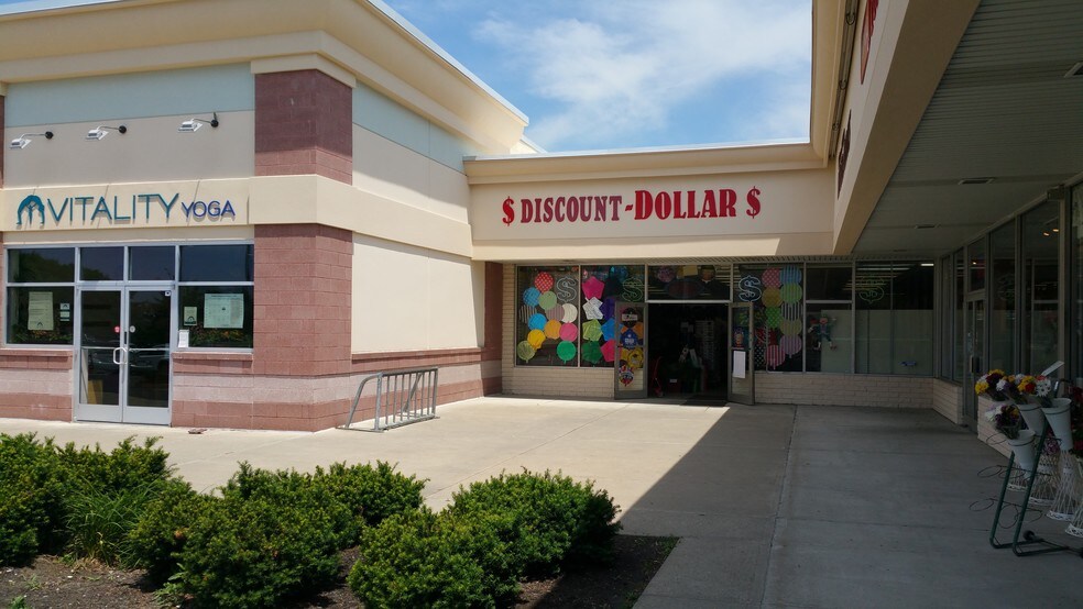 1 New Paltz Plz, New Paltz, NY à louer - Photo du bâtiment - Image 3 de 5