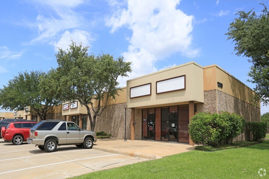 1209 N Ave, Plano, TX à louer - Photo du bâtiment - Image 2 de 7