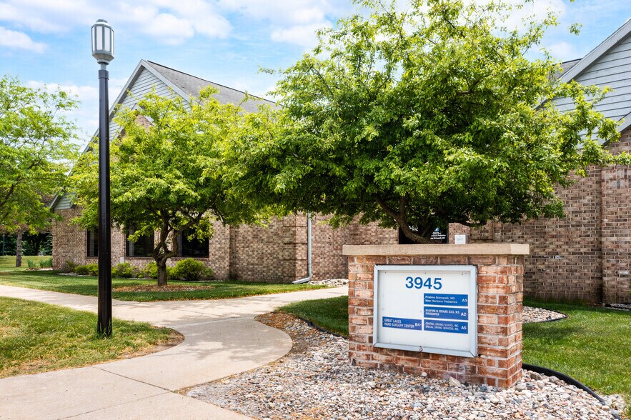 3945 Okemos Rd, Okemos, MI à louer - Photo du bâtiment - Image 1 de 6