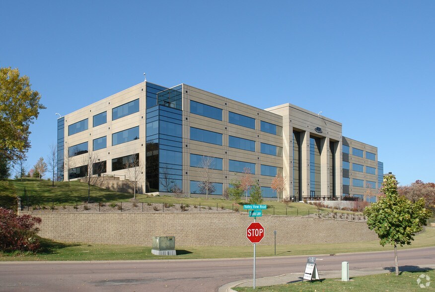 7480 Flying Cloud Dr, Eden Prairie, MN à louer - Photo du bâtiment - Image 2 de 10