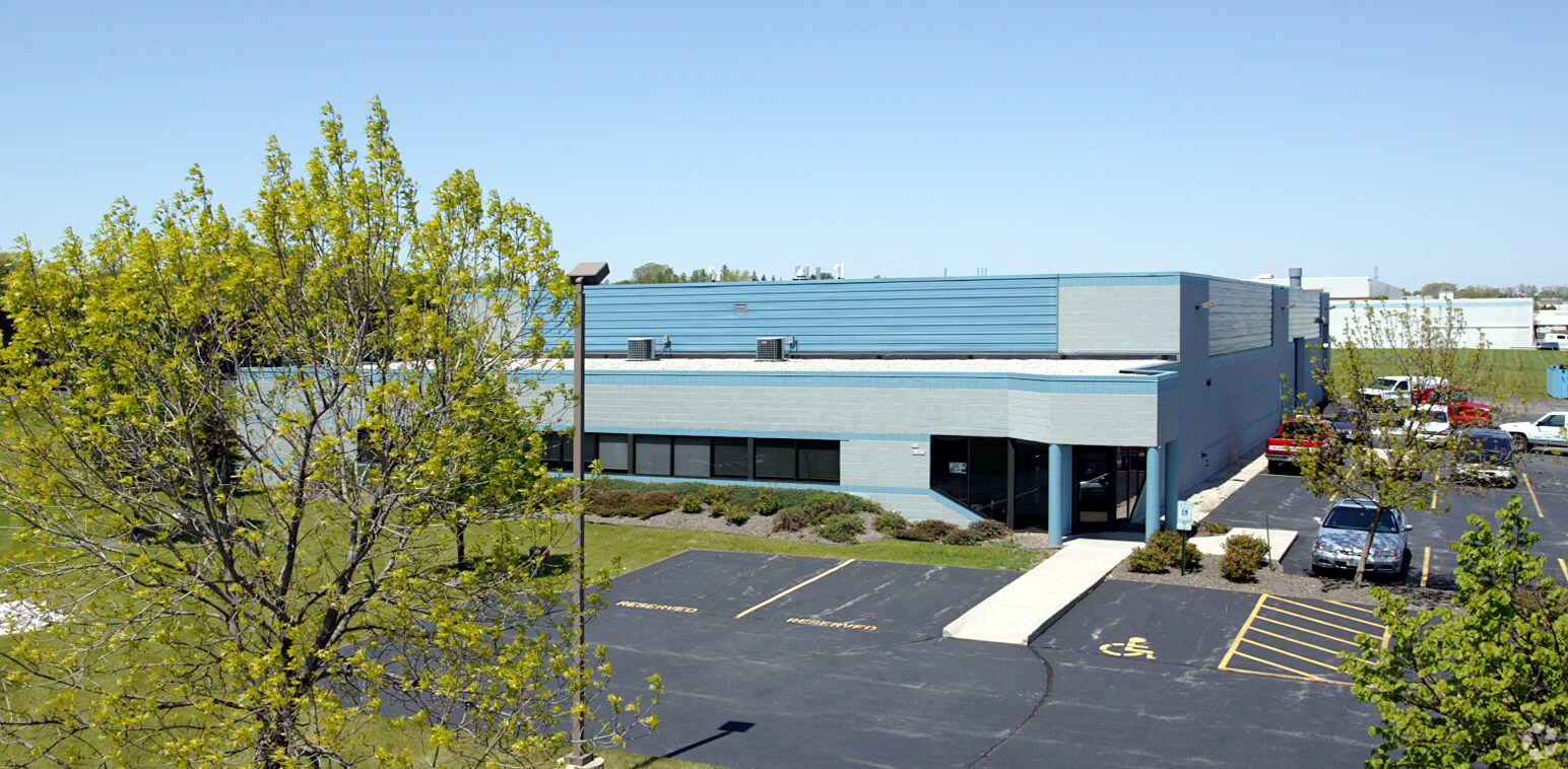 N50 W13824 Overview Dr, Menomonee Falls, WI à vendre Photo du bâtiment- Image 1 de 1