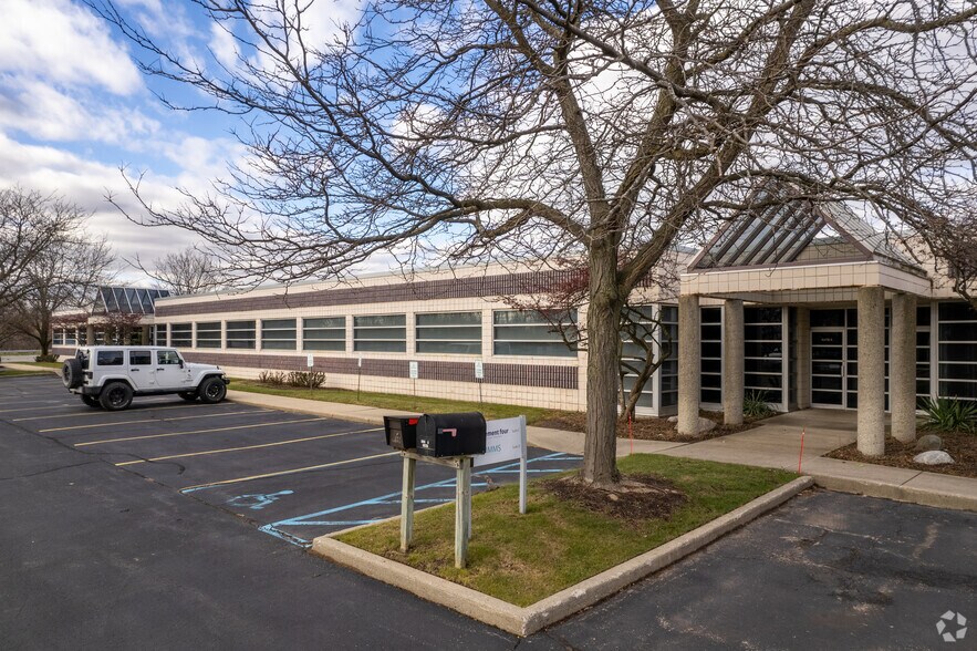 3230 Broadmoor Ave SE, Grand Rapids, MI à vendre - Photo du bâtiment - Image 3 de 6
