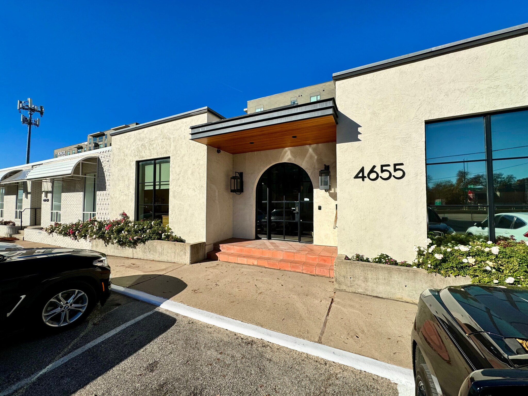 4655 Insurance Ln, Dallas, TX for lease Building Photo- Image 1 of 9