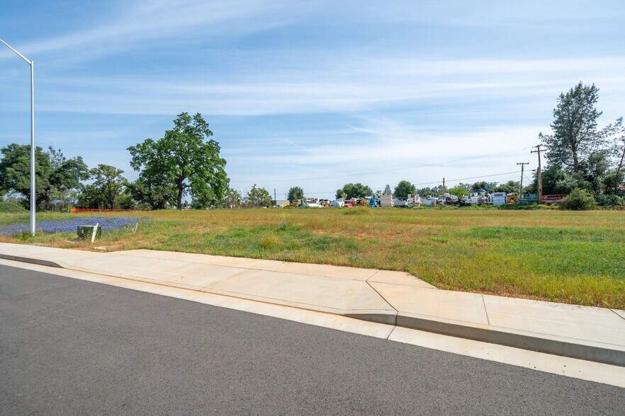Airport Rd, Redding, CA à vendre - Photo du bâtiment - Image 3 de 4