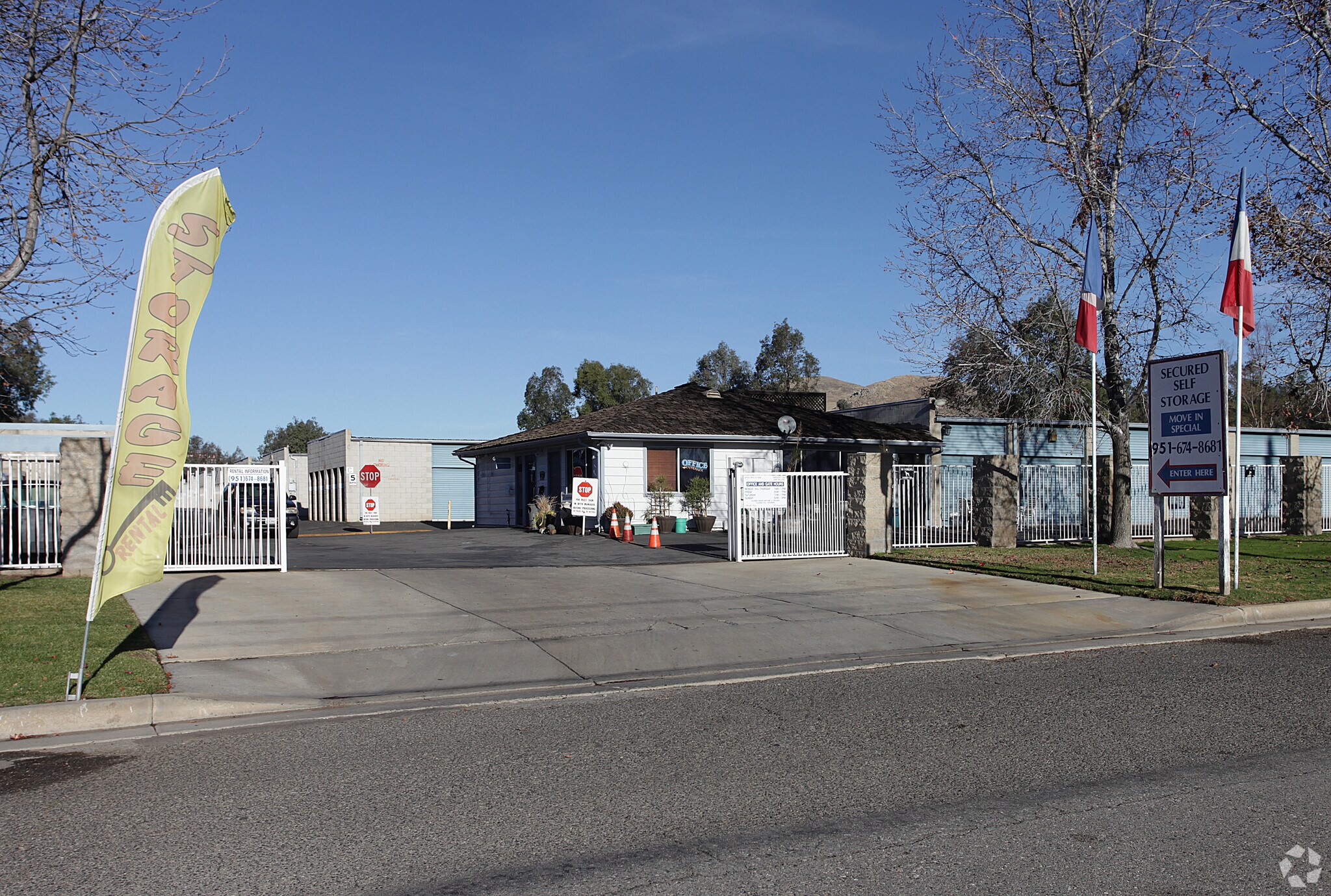 29135 Riverside Dr, Lake Elsinore, CA à vendre Photo principale- Image 1 de 4