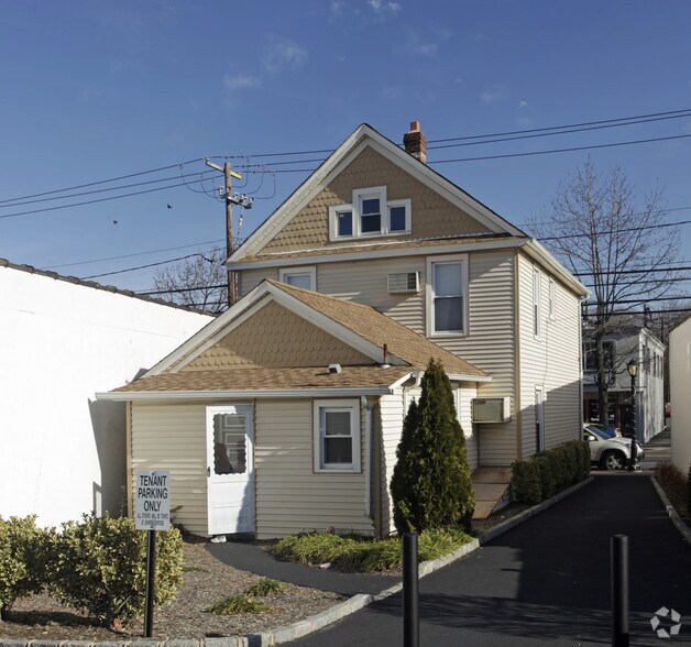 69 Broadway, Greenlawn, NY à louer - Photo du bâtiment - Image 2 de 3