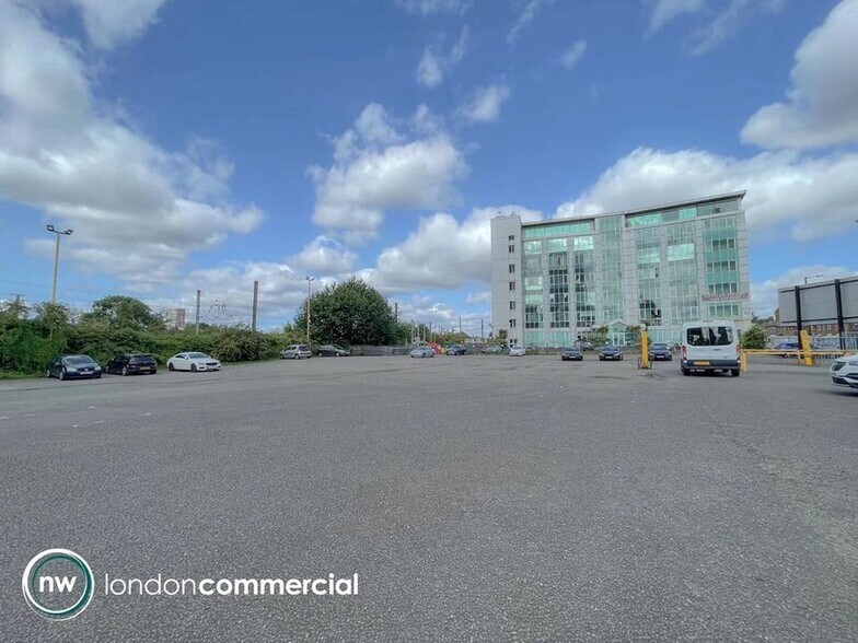 80 Scrubs Ln, Londres à louer - Photo du bâtiment - Image 2 de 6