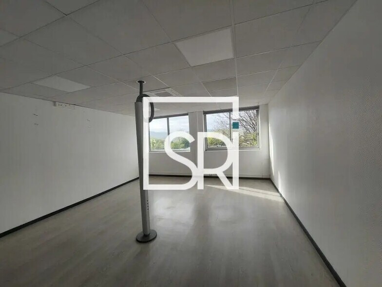 Office in Cournon-d'Auvergne for sale - Interior Photo - Image 1 of 12