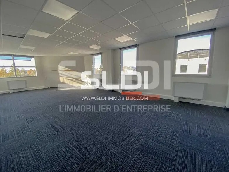10-12 Allée Irène Joliot Curie, Saint-Priest for lease - Interior Photo - Image 2 of 6
